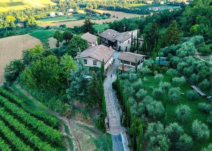 ラ ブカ * Castello di Serravalle