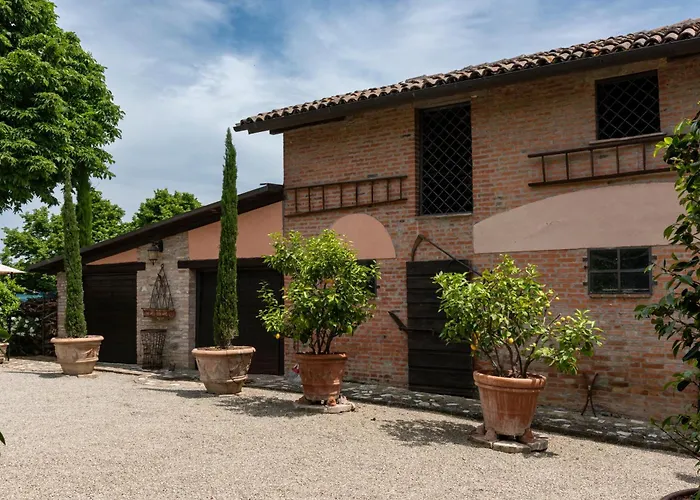 カントリーハウス ラ ブカ Castello di Serravalle